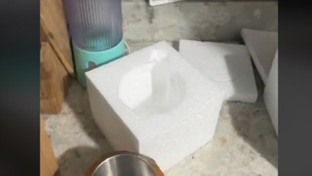 Žena je kupila šolje preko interneta, i to za poklon: Kada je otvorila paket, samo što se nije šlogirala!