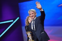 Svi su gledali u novu devojku Šona Pena: Valerija je 34 godine mlađa od njega, a slavni glumac se ne odvaja od zgodne crnke