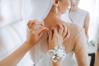 Nisam želela verenici mog brata da pozajmim venčanicu i za to imam debeo razlog: Sada se cela familija obrušila na mene samo zbog nje