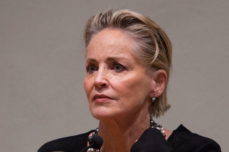 ,,Ležala sam na podu i nisam mogla da dozovem hitnu pomoć": Šeron Stoun nije verovala da će ovo preživeti, bio je to pravi horor