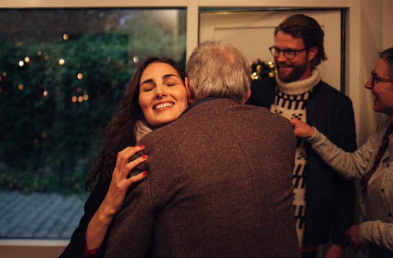 Glumi idealnu devojku samcima na porodičnim večerama tokom praznika: Od toga je zgrnula brdo para i razvila čitav biznis