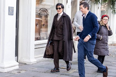 Zimska boja koju ćete nositi cele 2025. godine: Neodoljiva nijansa se lako kombinuje za dan i noć, izgleda prelepo na svim ženama