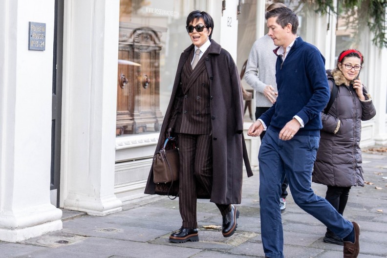 Zimska boja koju ćete nositi cele 2025. godine: Neodoljiva nijansa se lako kombinuje za dan i noć, izgleda prelepo na svim ženama