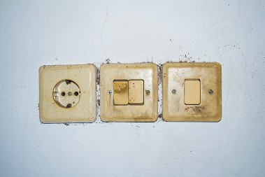 Požuteli prekidači za svetlo će zablistati: Istrljajte ih 1 sastojkom iz kuhinje, postaće opet beli kao sneg!