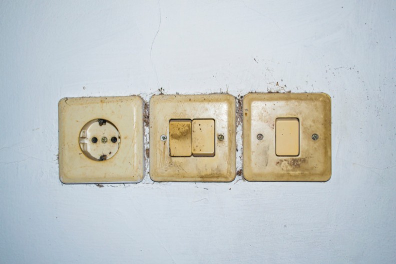 Požuteli prekidači za svetlo će zablistati: Istrljajte ih 1 sastojkom iz kuhinje, postaće opet beli kao sneg!