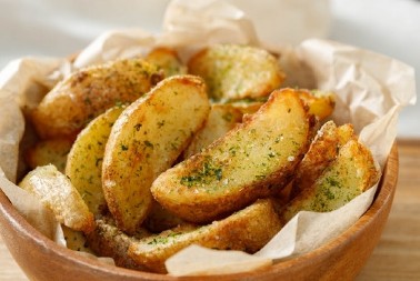 Hrskavi krompir iz mikrotalasne je nešto što se ne propušta: Brzo je gotov, a korica je daleko bolja nego kada se peče u rerni!