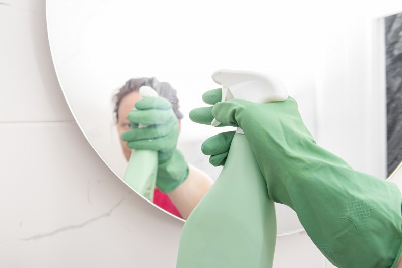 Kristalno čisto ogledalo: Prebrišite ga u jednom potezu bez muke, caka je u ovoj stvari