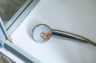 Buđ nestaje za 10 minuta: Ovo sredstvo je provereno bolje od belog sirćeta, silikon će biti kao nov za čas