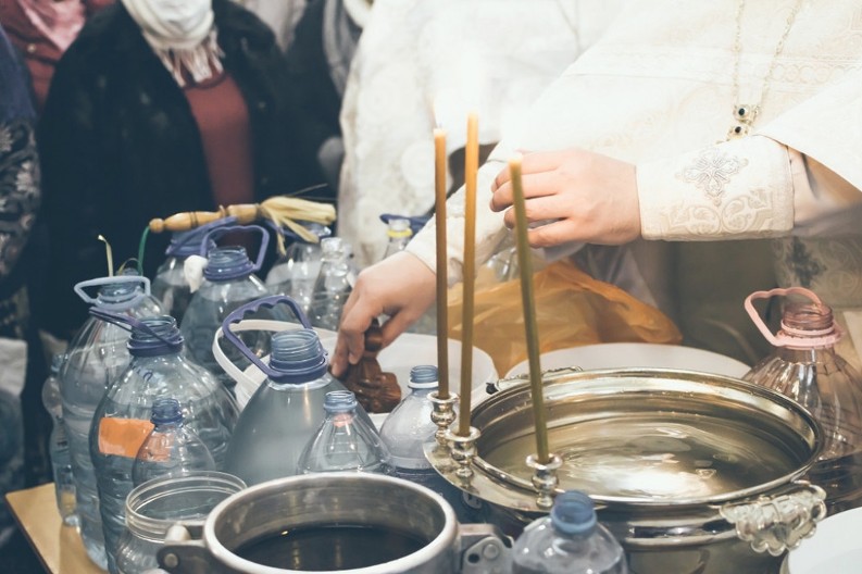 I najvećim grešnicima je dozvoljeno da okuse Bogojavljensku vodicu: Veruje se da pomaže u svakoj bolesti ali se koristi samo u ovim slučajevima