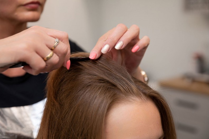 Ako je tanka, dajte joj punoće i života, ne mora uvek biti slepljena: 3 trika koja daju kosi volumen, konačno će izgledati bujno