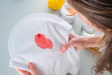 Skidanje fleka sa odeće: Recept za prirodno sredstvo je hit, žene tvrde da čisti i najtvrdokornije mrlje!