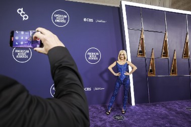 Požar joj zapalio kuću, a sad ona ,,gori": Rijaliti zvezda se odrekla duge kose, sada fura samo ovaj stil i izgleda fenomenalno