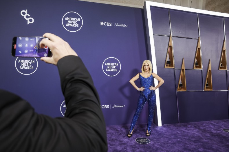 Požar joj zapalio kuću, a sad ona ,,gori": Rijaliti zvezda se odrekla duge kose, sada fura samo ovaj stil i izgleda fenomenalno