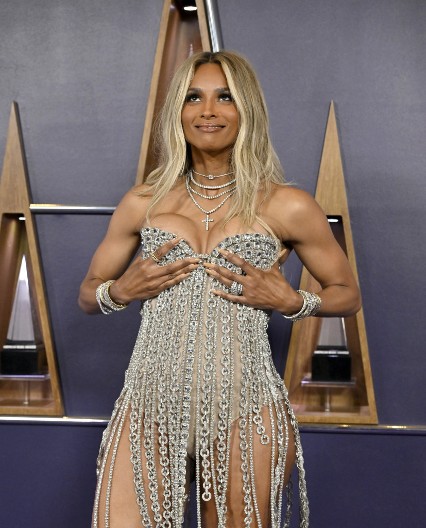 E, ovo je baš bilo neprijatno za gledanje! Pevačica morala rukama da "spašava" grudi da ne ispadnu iz korseta u kom je jedva disala!