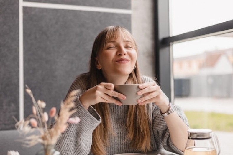 Neće vam trebati botoks: Dodajte samo 1 sastojak u kafu i gledajte kako se vaša koža menja