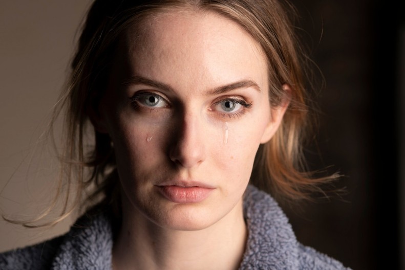 Žena uništena zbog strašne izdaje brata i najbolje prijateljice: Uradili su mi ono što niko normalan ne bi mogao – i to bez trunke kajanja