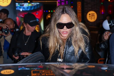 Izgubila živce jer je morala da čeka u redu kao sav "običan" svet: Pogledajte kako to izgleda kada slava udari u glavu!