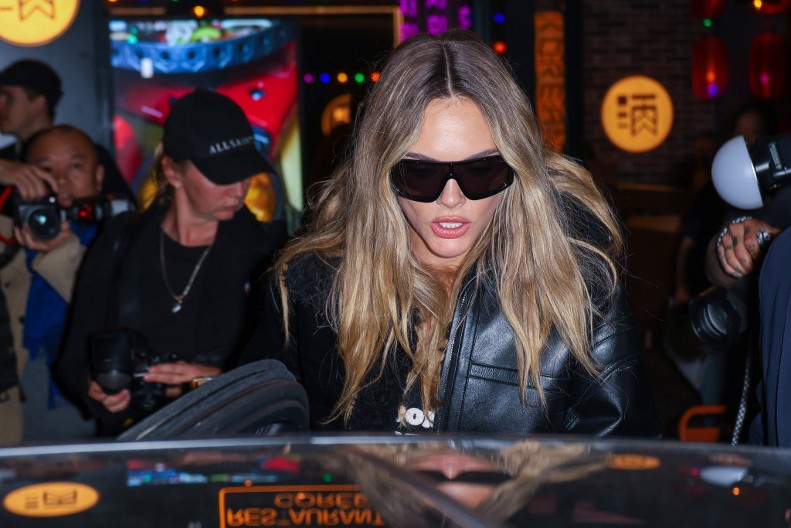 Izgubila živce jer je morala da čeka u redu kao sav "običan" svet: Pogledajte kako to izgleda kada slava udari u glavu!