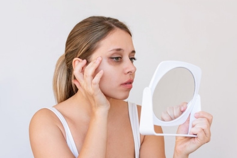 3 trika koja momentalno skidaju tamne kolutove i smanjuju kese ispod očiju: Evo kako se "razbijaju" podočnjaci ekspresno