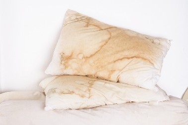 Kako da požuteli jastuci ponovo zablistaju? Stari bakin trik uklanja fleke i neprijatne mirise očas posla!