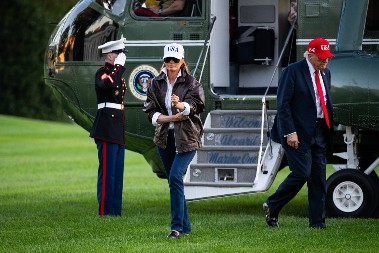 Melanija Tramp kao Keli Mekgilis iz „Top Gana“: Prva dama u pilotskom stilu – kožna jakna, farmerke i naočare o kojima svi pričaju