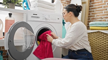 Zapamtite jednom zauvek: Ovo je idealna temperatura za pranje šarenog veša - Boja ostaje očuvana i ne meša se sa drugim nijansama