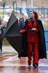 Momentalno sužava struk, vizuelno izdužuje figuru, ma da padnete u nesvest: Odelo kraljice Leticije nikada nije izgledalo lepše, a pristaje samo najsmelijim ženama