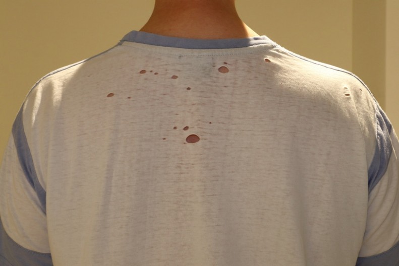 Da li se i vama pojavljuju misteriozne rupice na majicama? Krivac nije ni moljac ni veš mašina, već OVO!