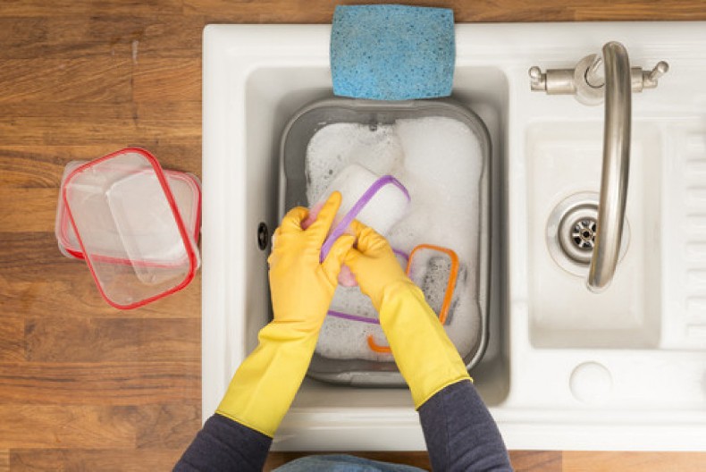 Žute plastične kutije? Ne bacajte ih – ovaj trik će ih očistiti bez hemije i vratiti im stari sjaj