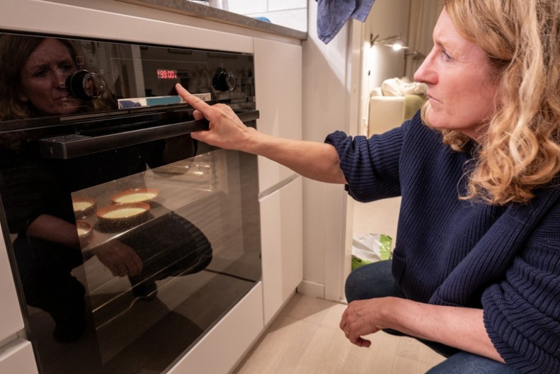 Mnogi prave ovu grešku: Evo da li treba zagrejati rernu pre pečenja