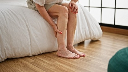 Povišen holesterol možete prepoznati gledajući svoje noge: Ova promena je znak da imate ozbiljan problem