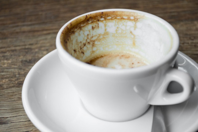 Fleka nestaje za 90 sekundi: Evo kako da se rešite upornih mrlja od kafe bez besomučnog trljanja sunđerom