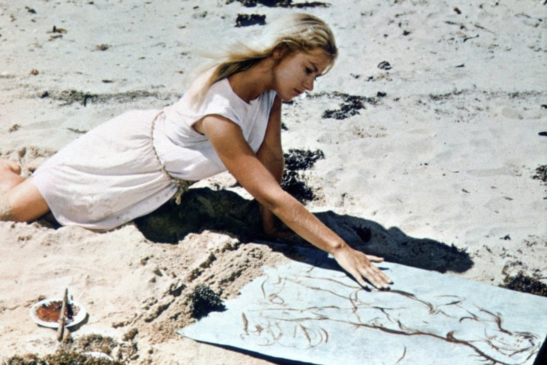 Ove godine puni 80: Legendarnoj glumici su govorili da operiše nos u mladosti, a evo kako danas izgleda