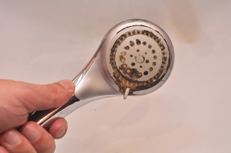 Kamenac na tušu će se prosto istopiti: Uradite samo 1 stvar, voda više neće prskati na sve strane!