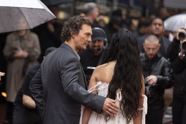 Nije normalno šta je radila svom sinu: Majka poznatog glumca je roditelj iz pakla i svekrva koju nijedna snaja ne bi poželela!