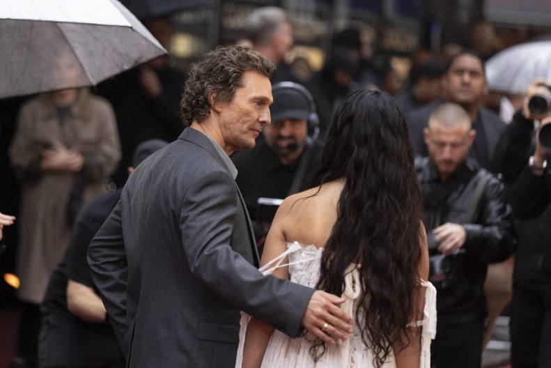 Nije normalno šta je radila svom sinu: Majka poznatog glumca je roditelj iz pakla i svekrva koju nijedna snaja ne bi poželela!