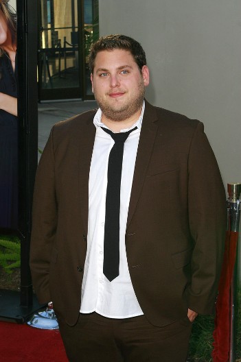 Čuvenog glumca više niko ne može da prepozna: Omiljeni bucko bukvalno se prepolovio, a tek da mu vidite frizuru i stajling!