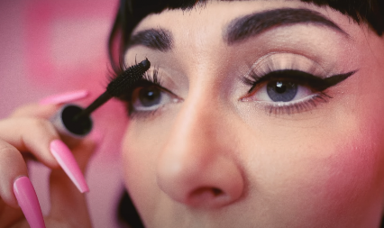 Kako se nanosi maskara? Jednostavno je, ali postoji ,,trik", uradite ovo i grudvice će nestati