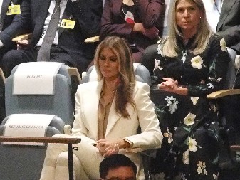 Melanija UHVATILA Trampa na delu! Kad je videla ko izlazi iz njegovog stana – odmah ga ostavila