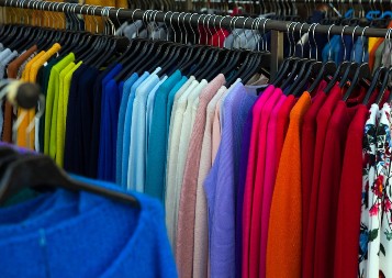 Niko više ne nosi crni i braon džemper: Ova boja je hit jeseni, rasproda se čim stigne u radnju!