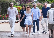 Pokazala usvojenu ćerku: Glumica (21) objavila prvu sliku devojčice, grlila je zajedno sa sinom Bon Džovija