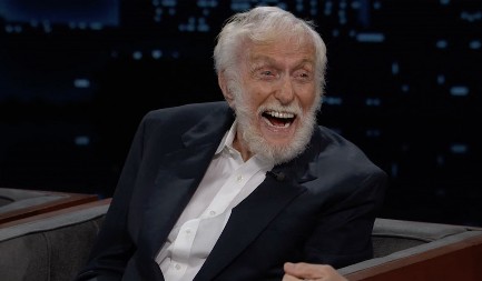 Legendarni glumac (99) otkrio tajnu svoje vitalnosti: Kaže da je za sve "kriva" njegova 46 godina mlađa supruga