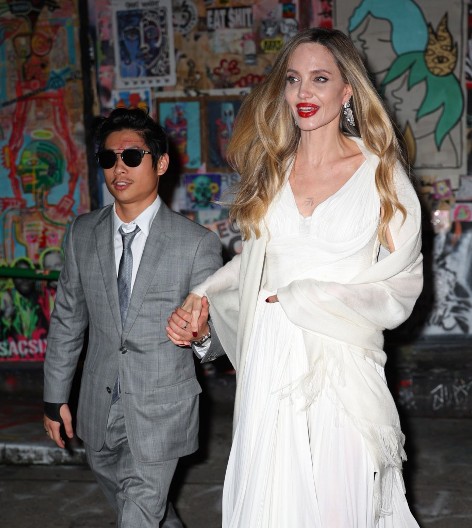 Šta se ovo dešava? Opet izazvao nesreću, a tek se oporavio: Sin Anđeline Džoli i Breda Pita divljao po ulici, isplivao i snimak, sve se vidi