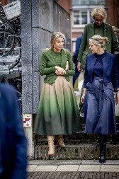 Suknja koja briše godine i najbolje ide sa visokim čizmama: Žene već prava redove u prodavnicama zbog nje!