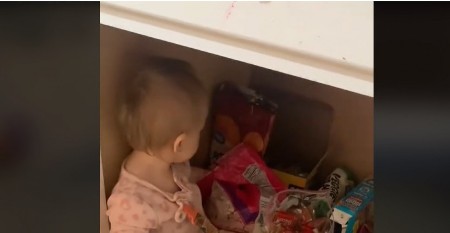 Ovo je nešto najslađe što ćete danas videti: Mama uhvatila bebu u ormariću sa slatkišima, ovu reakciju nije očekivala!