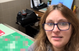 Viktorija nije znala da ima ovo u garaži: Jednog dana je sačekalo pravo čudo, srce joj se istopilo kad je otvorila vrata