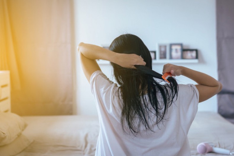 Da li i vi češljate mokru kosu? Odmah prestanite to da radite, šteta je nepopravljiva!