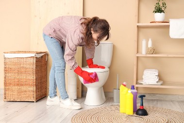 Tamni krug oko WC šolje izgleda grozno: Evo kako da ga očistite uz pomoć 1 namirnice