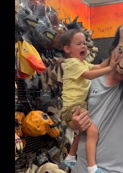 Jezivo! Pogledajte kako roditelji muče decu zbog trenda na TikToku! Deca vrište, drhte i guše se, a sve zbog klikova