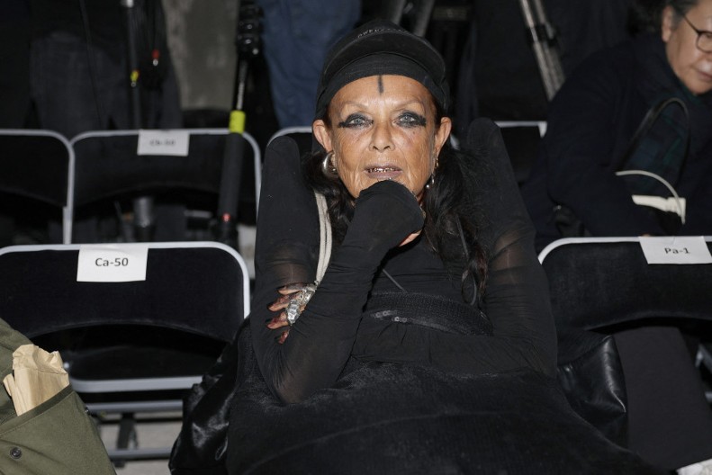 Zavela mlađeg od sebe 18 godina, svi komentarišu njen izgled: Zlatni zubi, tetovaže i veze sa poznatim umetnicima